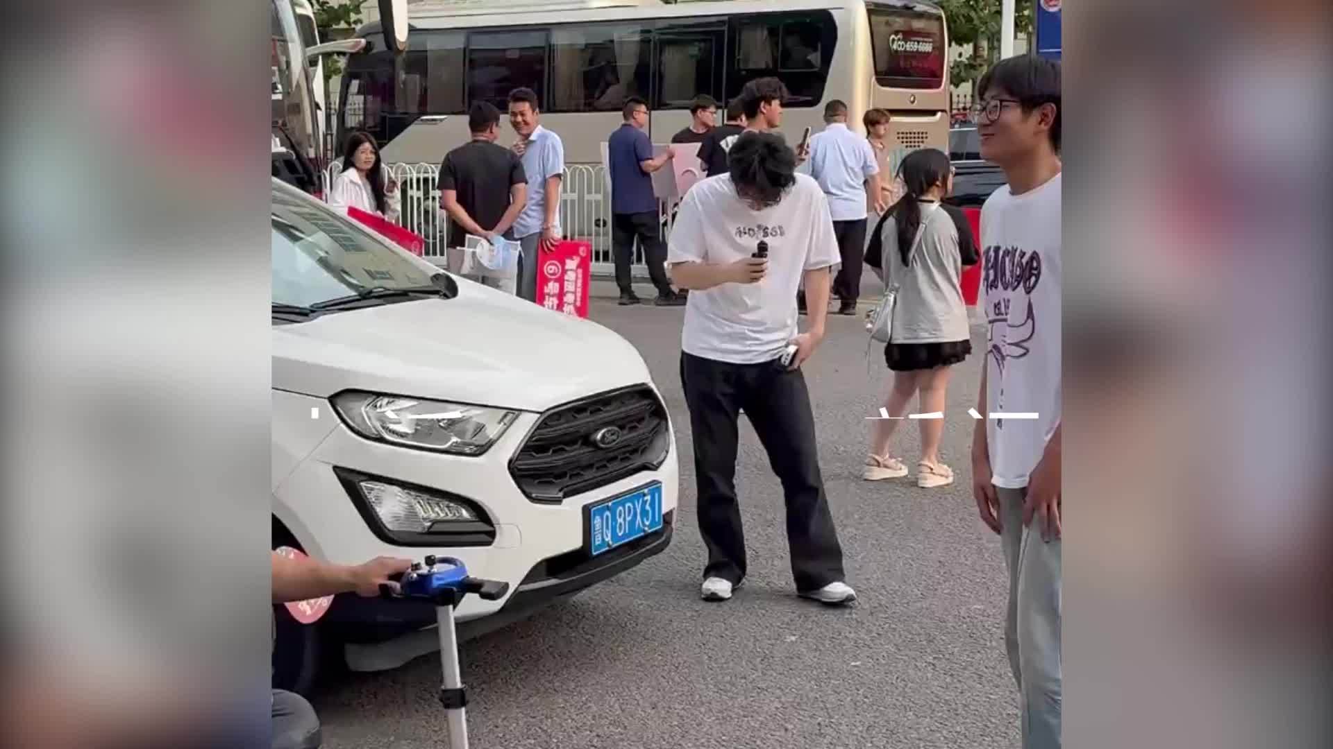 被儿子跪谢的无腿父亲：他想当兵，考完次日就去打工，预支工资给我买父亲节礼物