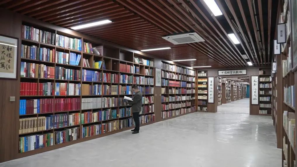 袁宇在翻阅图书。