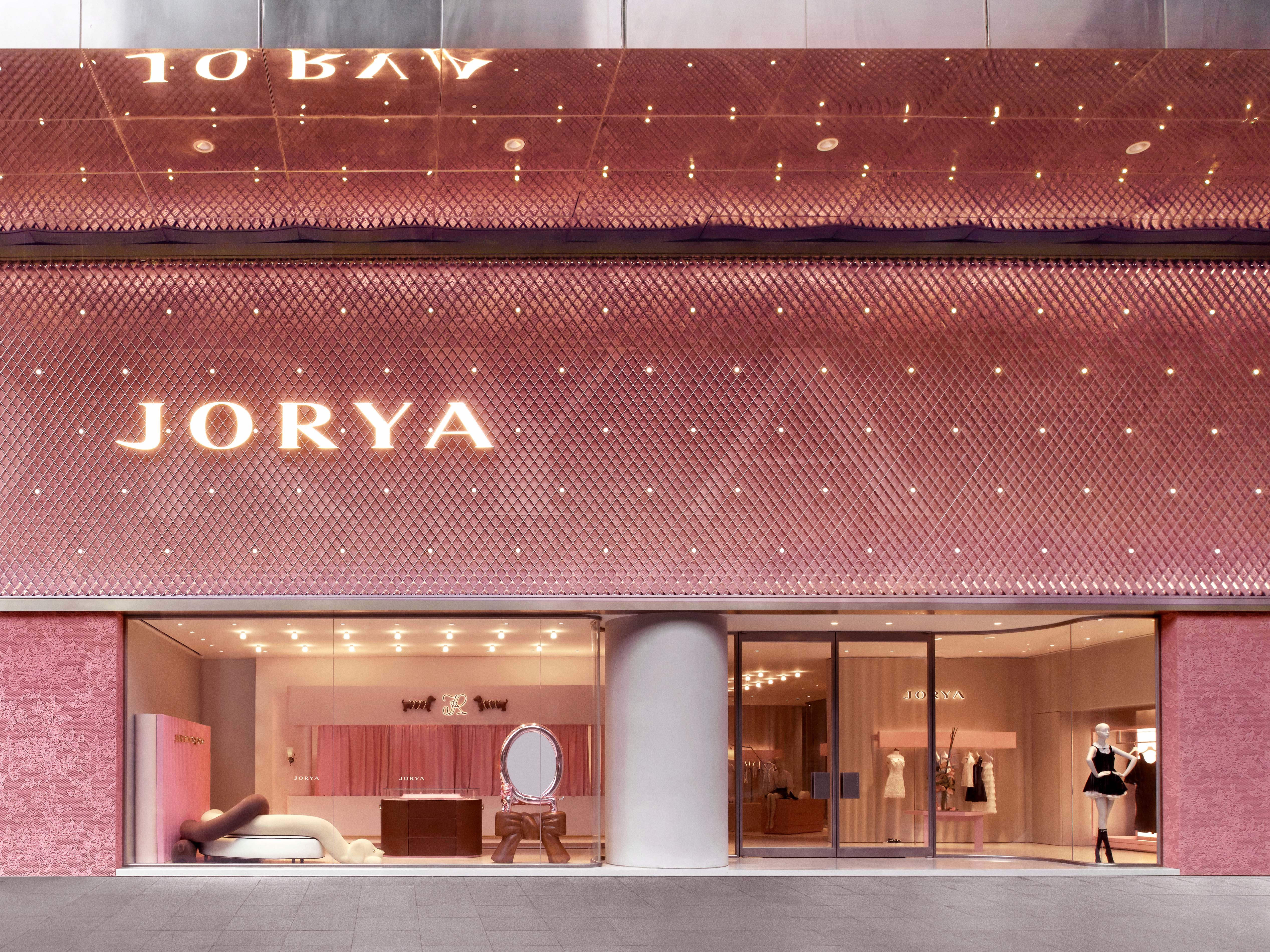 JORYA 全球首家旗舰店暨 RosyDoedian联名快闪店启幕 赵露思携萌宠演绎仲夏美学新章