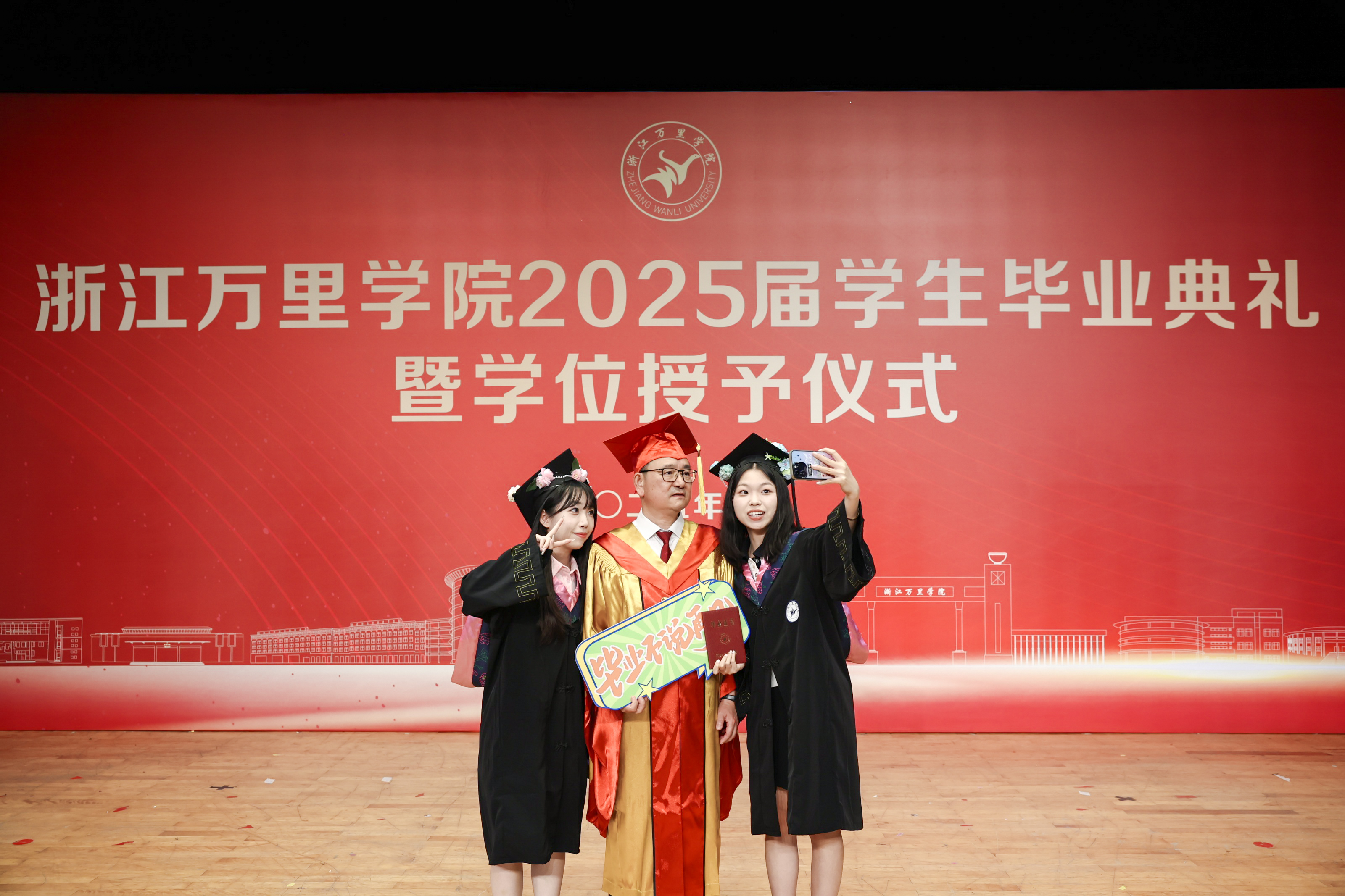 宁波这所高校的毕业典礼燃爆夏夜