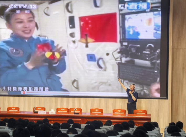 如何在太空“放风筝”？老科学家走进睢宁掀科普热潮
