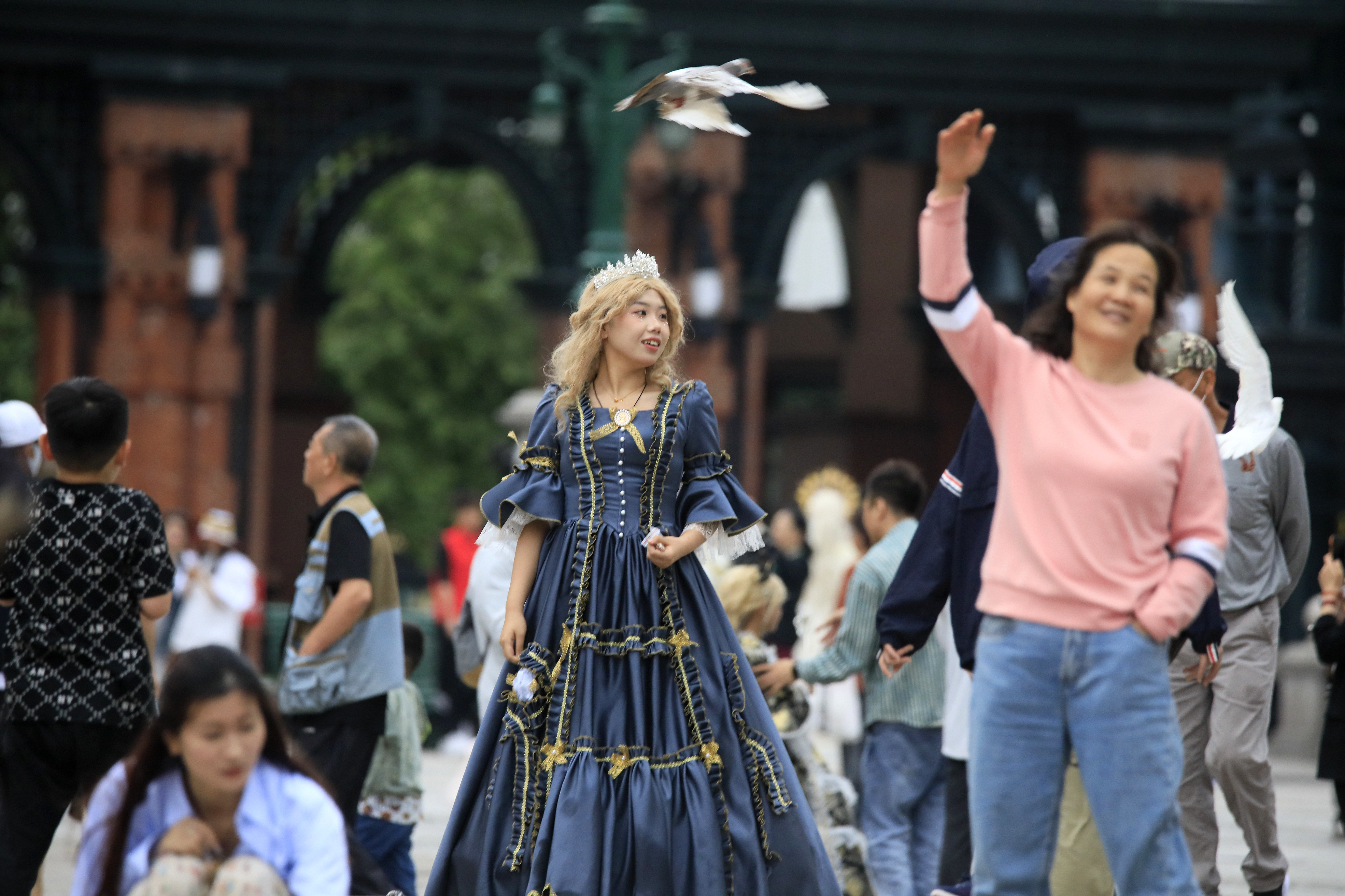 索菲亚景区旅拍的年轻人