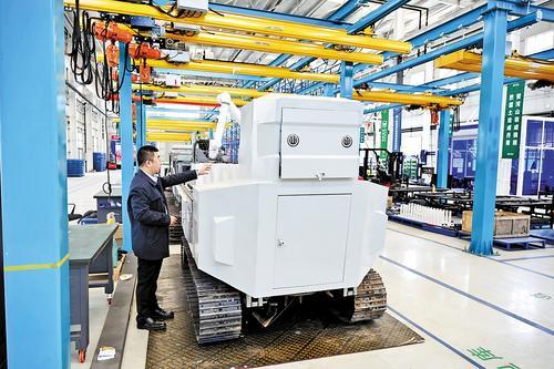 4月14日拍摄的位于承德高新区的易森智能装备（北京）有限公司即将下线的植树机器人。 本组图片由本报记者陈宝云摄