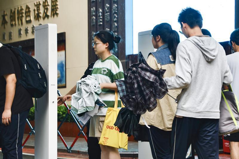 6月7日，在西安市第八十二中学考点，考生有序进入考场
