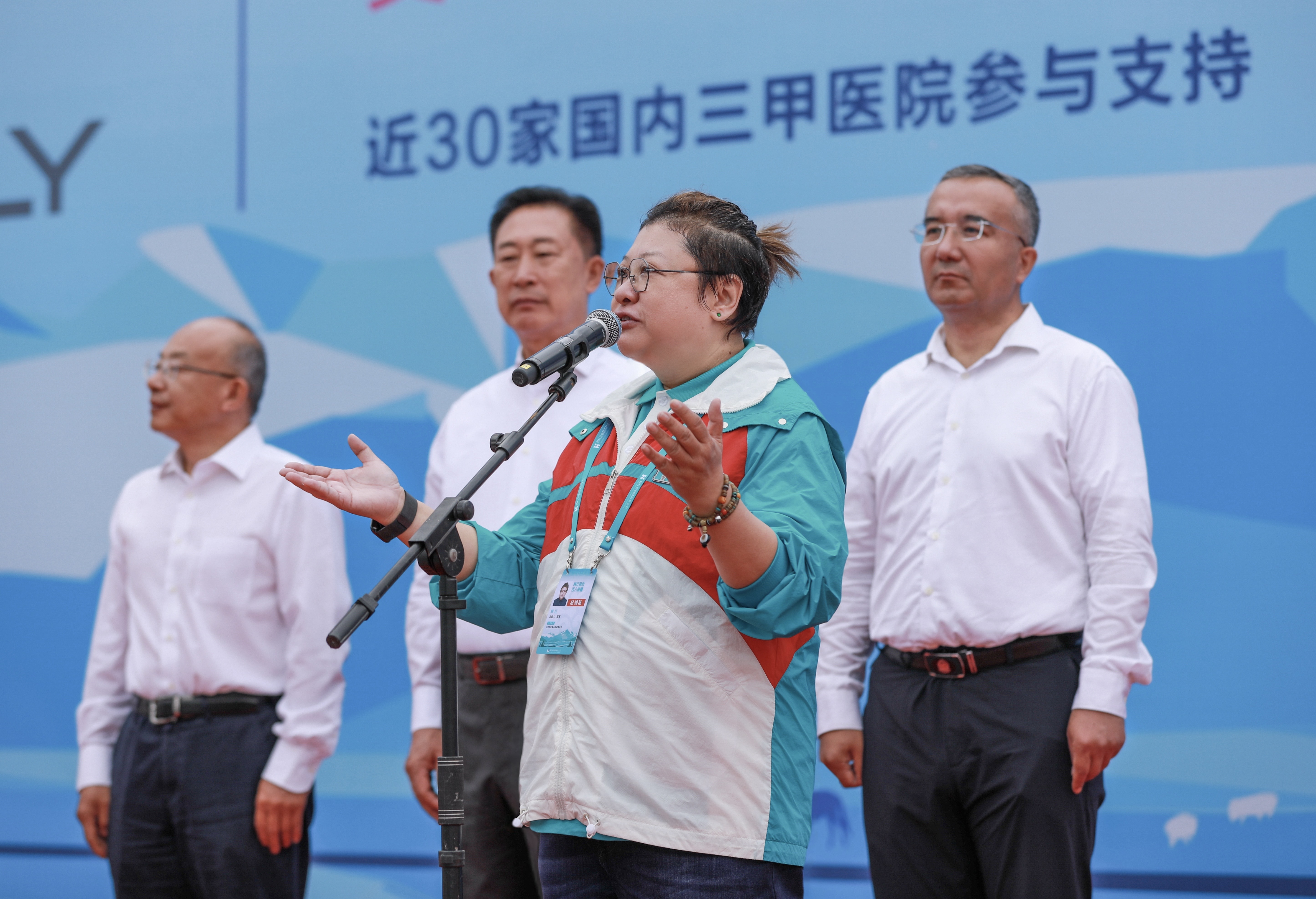 心连北疆，守护健康，“韩红爱心&middot;百人援疆”为爱再启程