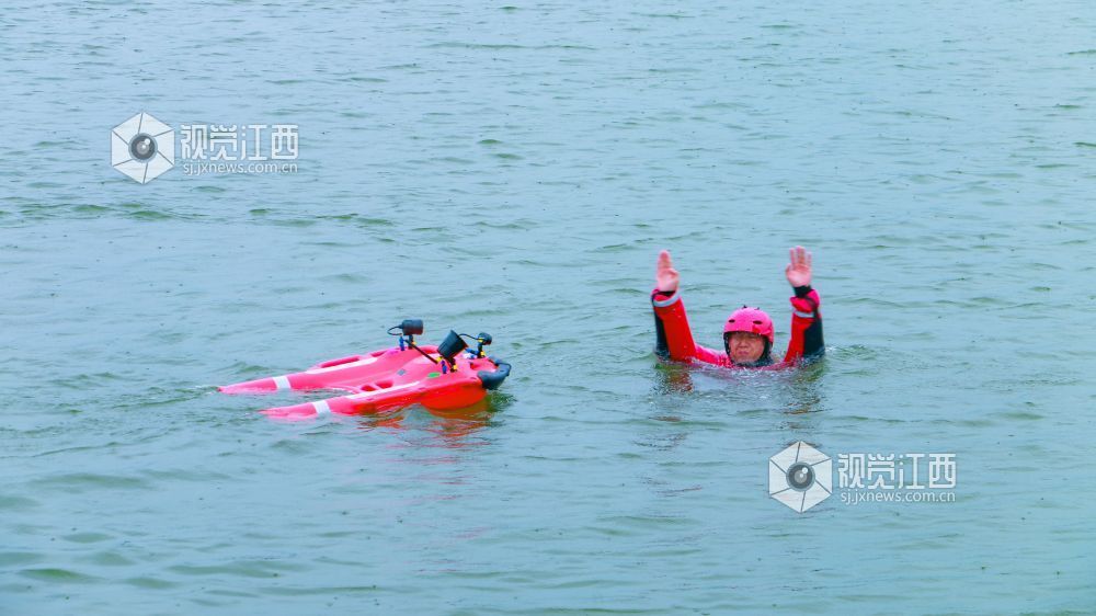 水上机器人营救溺水人员。