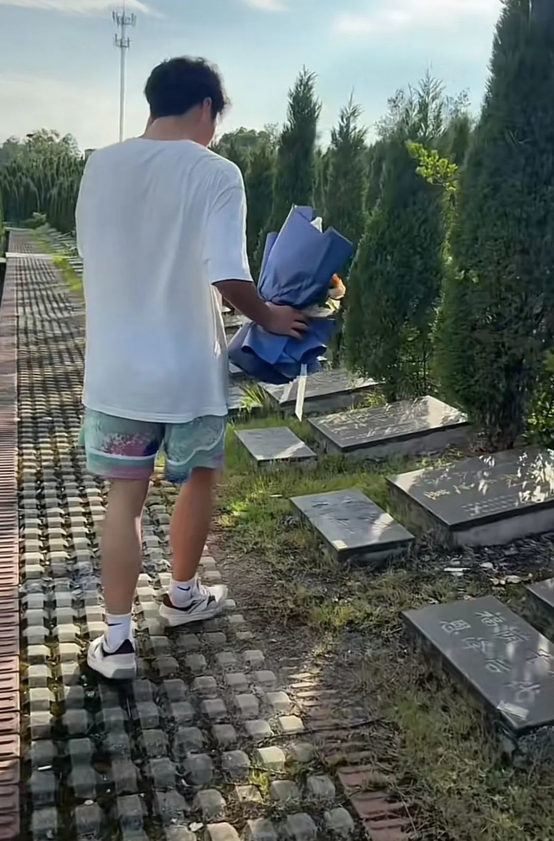 高考结束后孩子第一时间来到妈妈墓前悼念。网络截图。