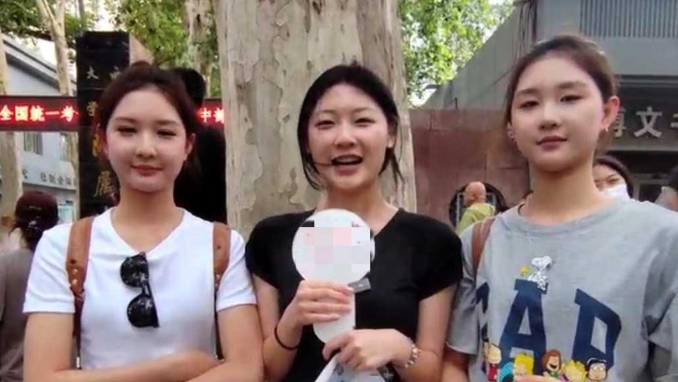 三胞胎两姐姐考场外等候三妹，大姐：我和二妹练艺术体操已被单招录取