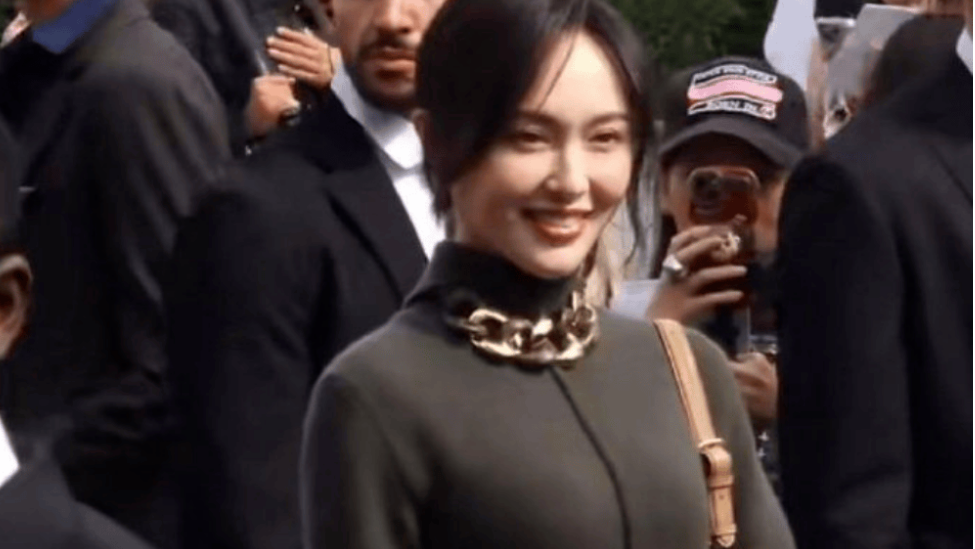 唐嫣真给中国人长脸！穿一身灰裙仍美得风姿绰约，同框宋慧乔都丝毫不输气质！封面图