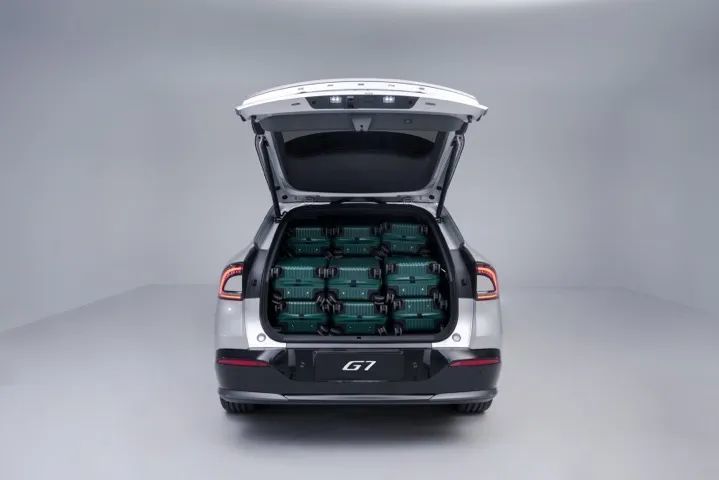 小鹏自研AI芯片上车!老黄一夜成低配了