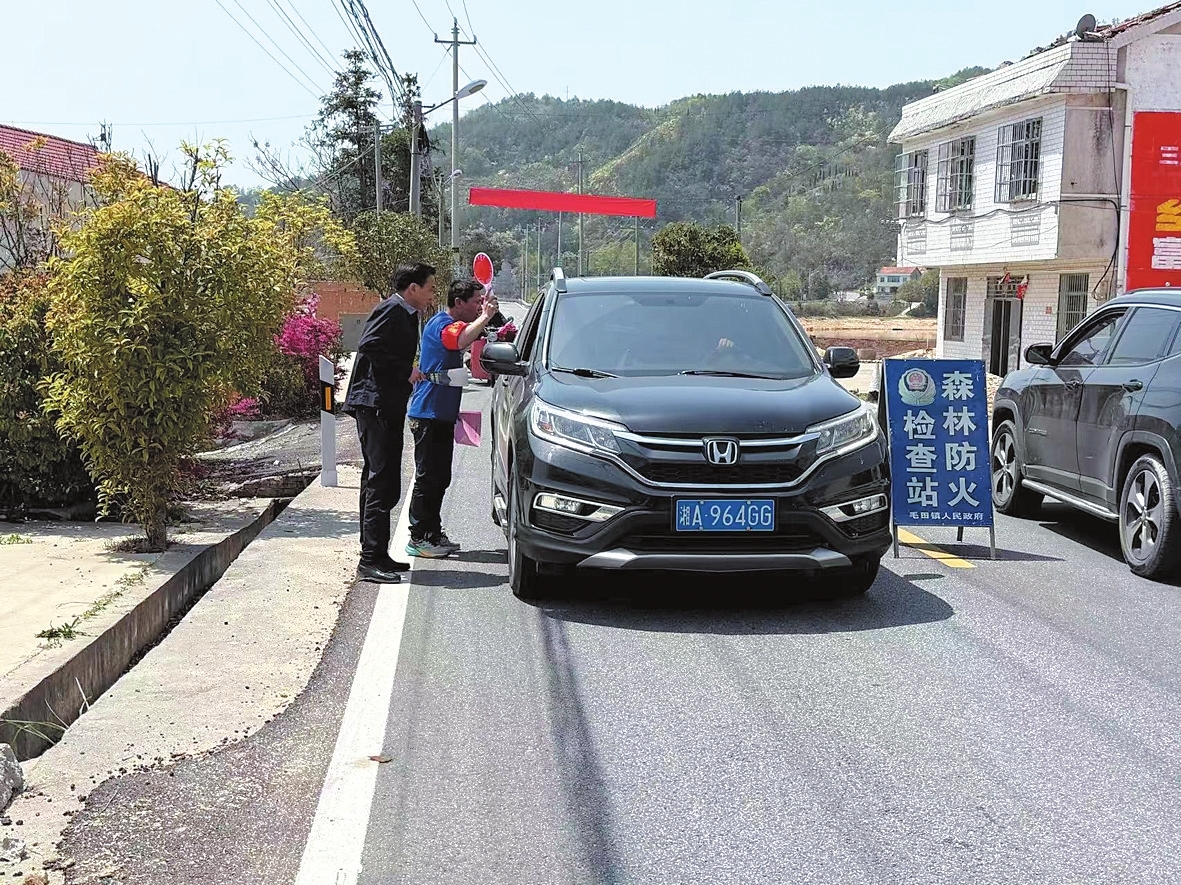 工作人员劝导群众文明祭祀。