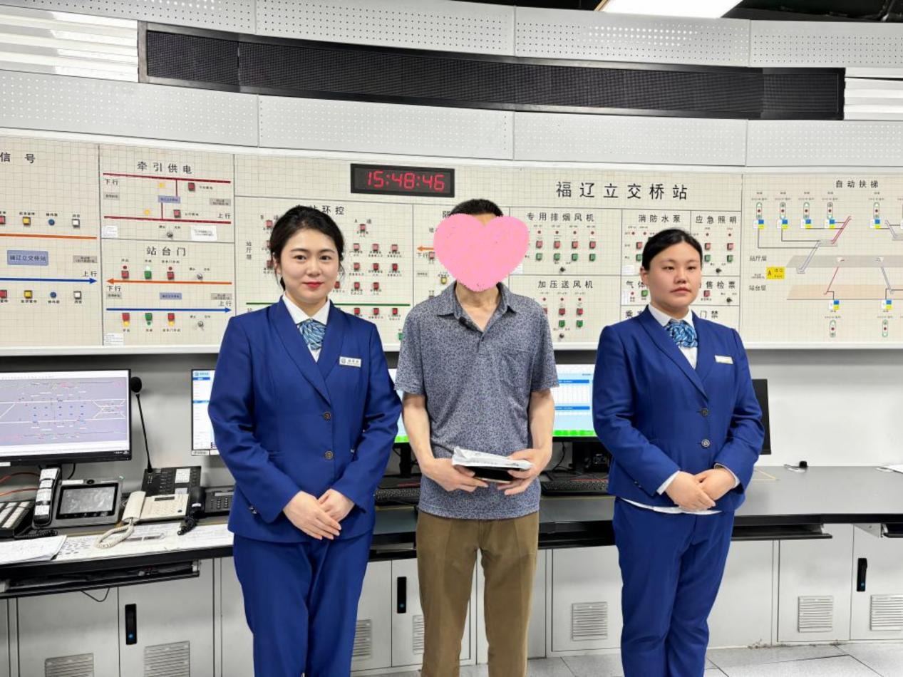 青岛地铁上演1万美金“寻主记”