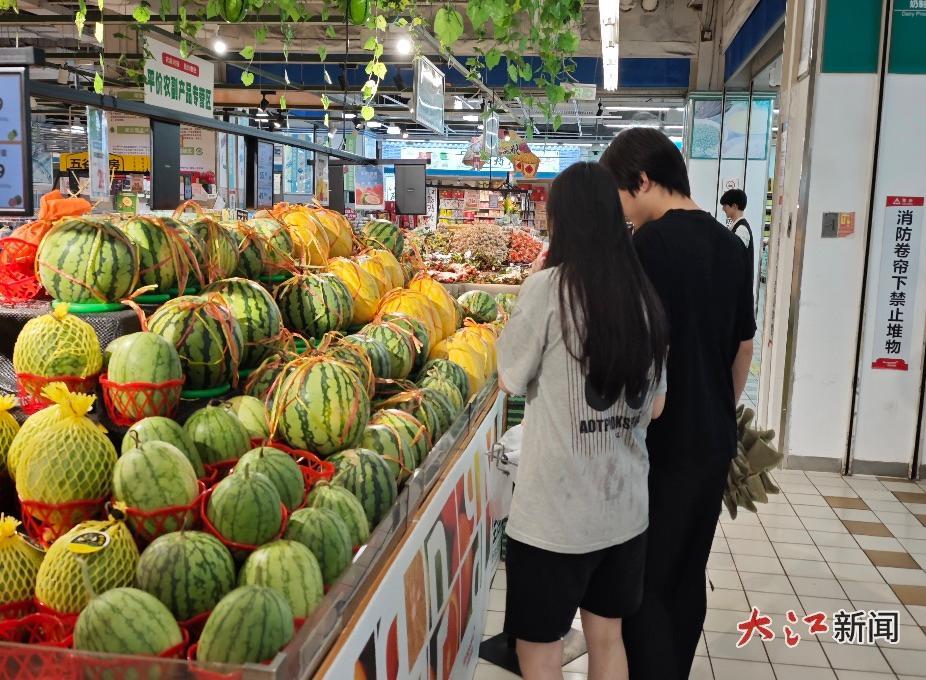 市民在超市挑选西瓜