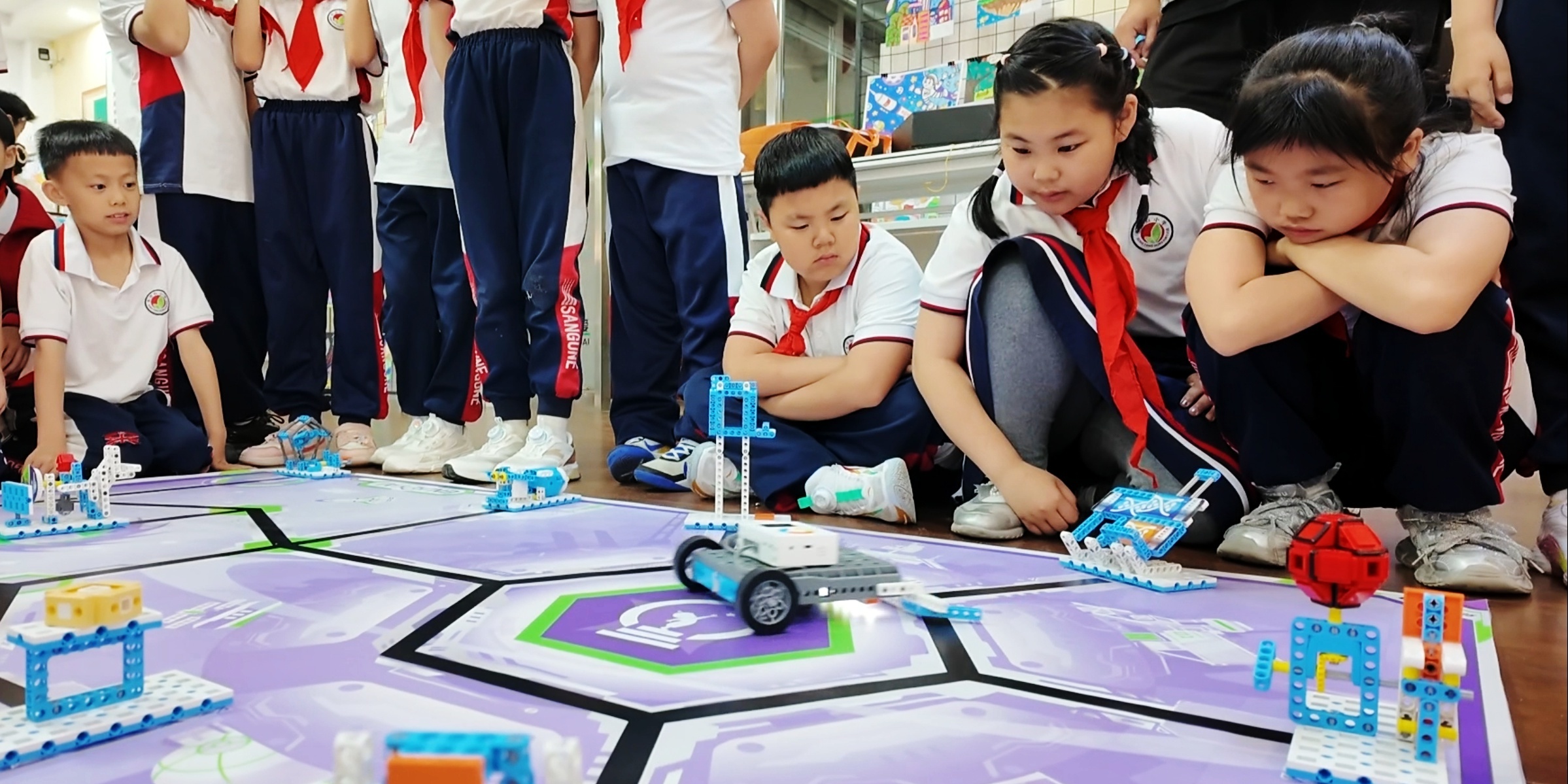 学生们自己动手制作的作品