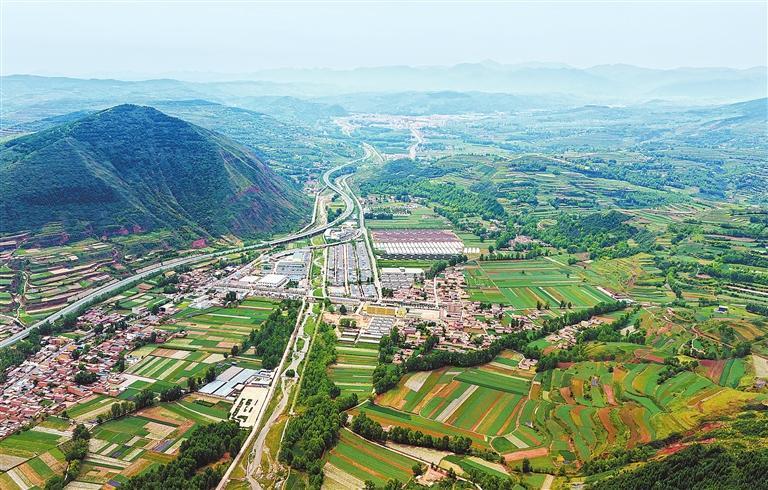 仲夏时节，渭源县上湾镇层层梯田与错落有致的村落相互映衬，展现和美乡村新风貌。 新甘肃&middot;甘肃日报记者　马伊星