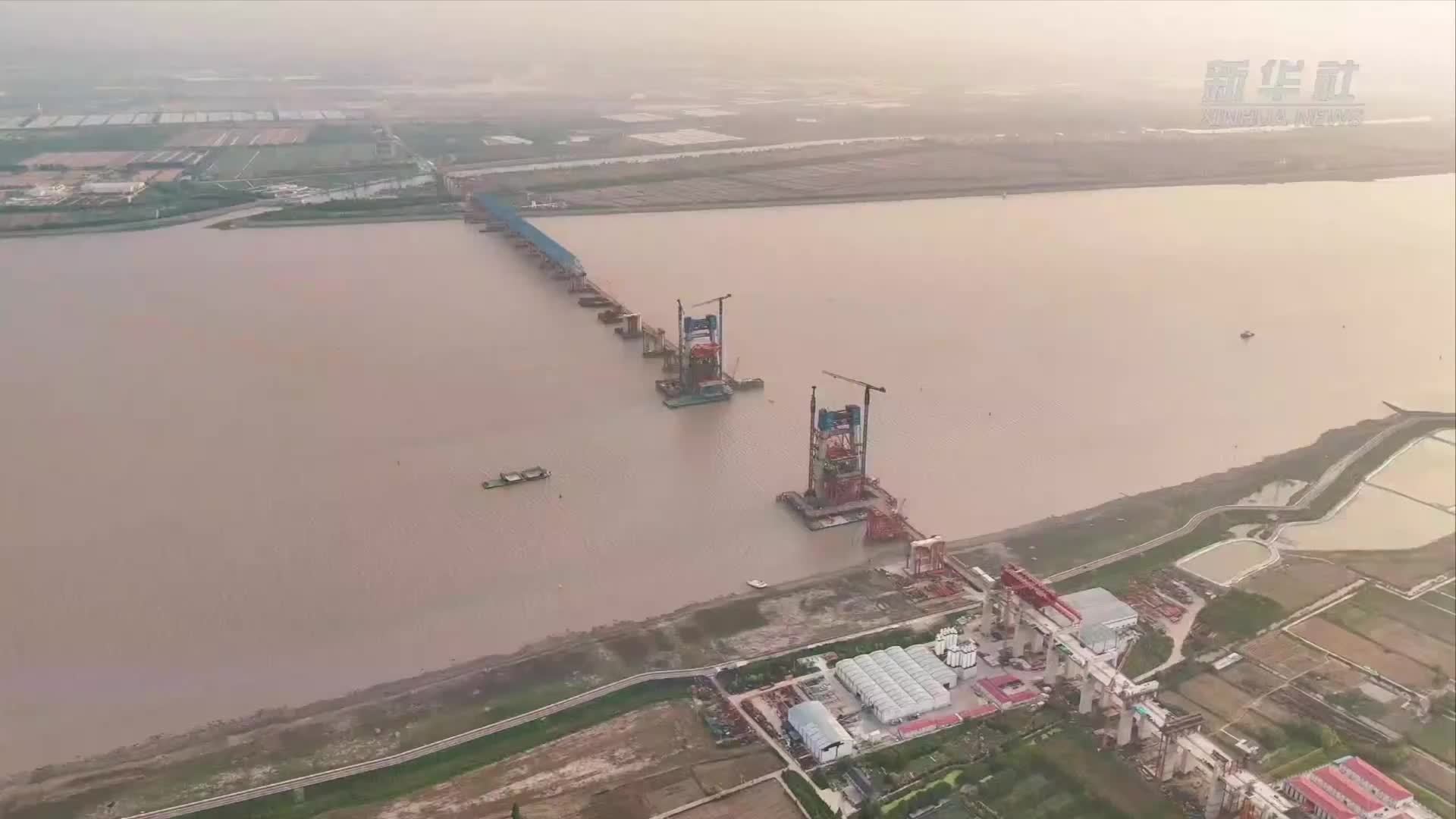崇启公铁长江大桥主通航孔桥首吊钢梁成功架设