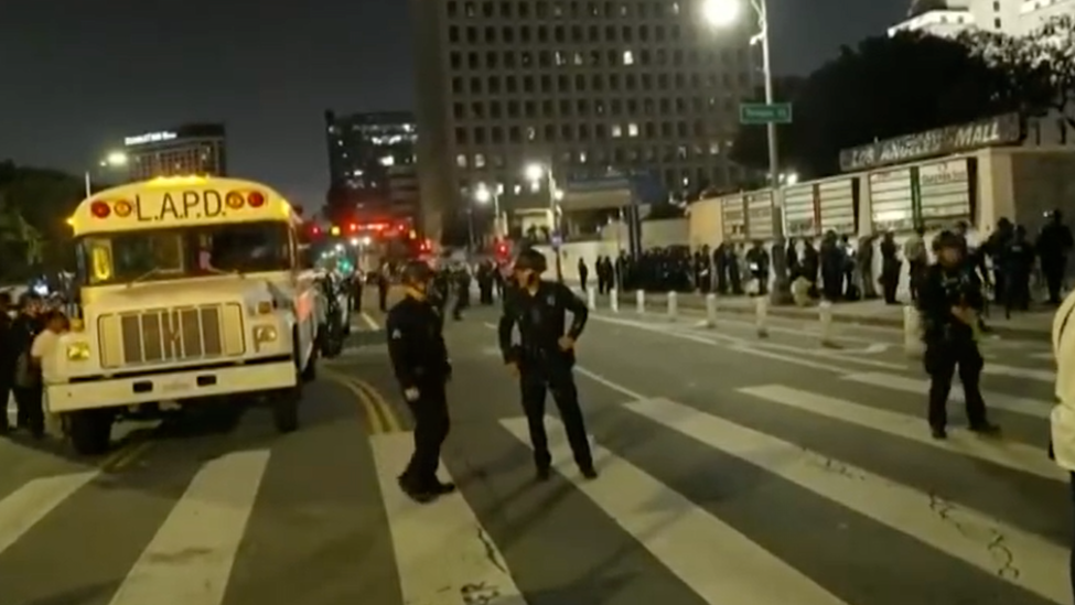 洛杉矶市中心布下天罗地网，实行宵禁