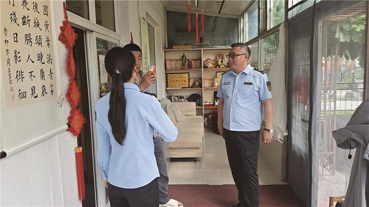 四平市文广旅局的工作人员在开展行政检查。