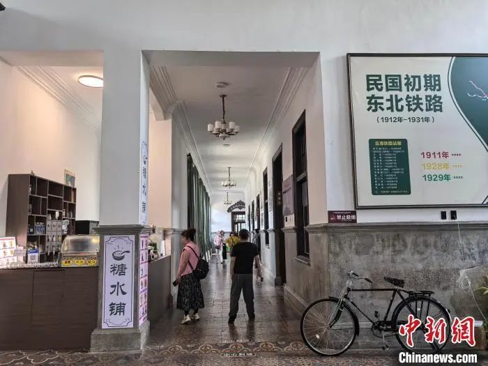 游客在博物馆里游览。　石洪宇 摄