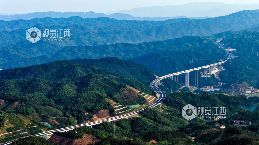 2025 年6月10日，江西交投集团建设的江西省遂（川）至大（余）高速施工现场繁忙有序，127 公里沥青路面铺设及划线工程加速推进，绿化、交安设施等配套工程进入收尾阶段。