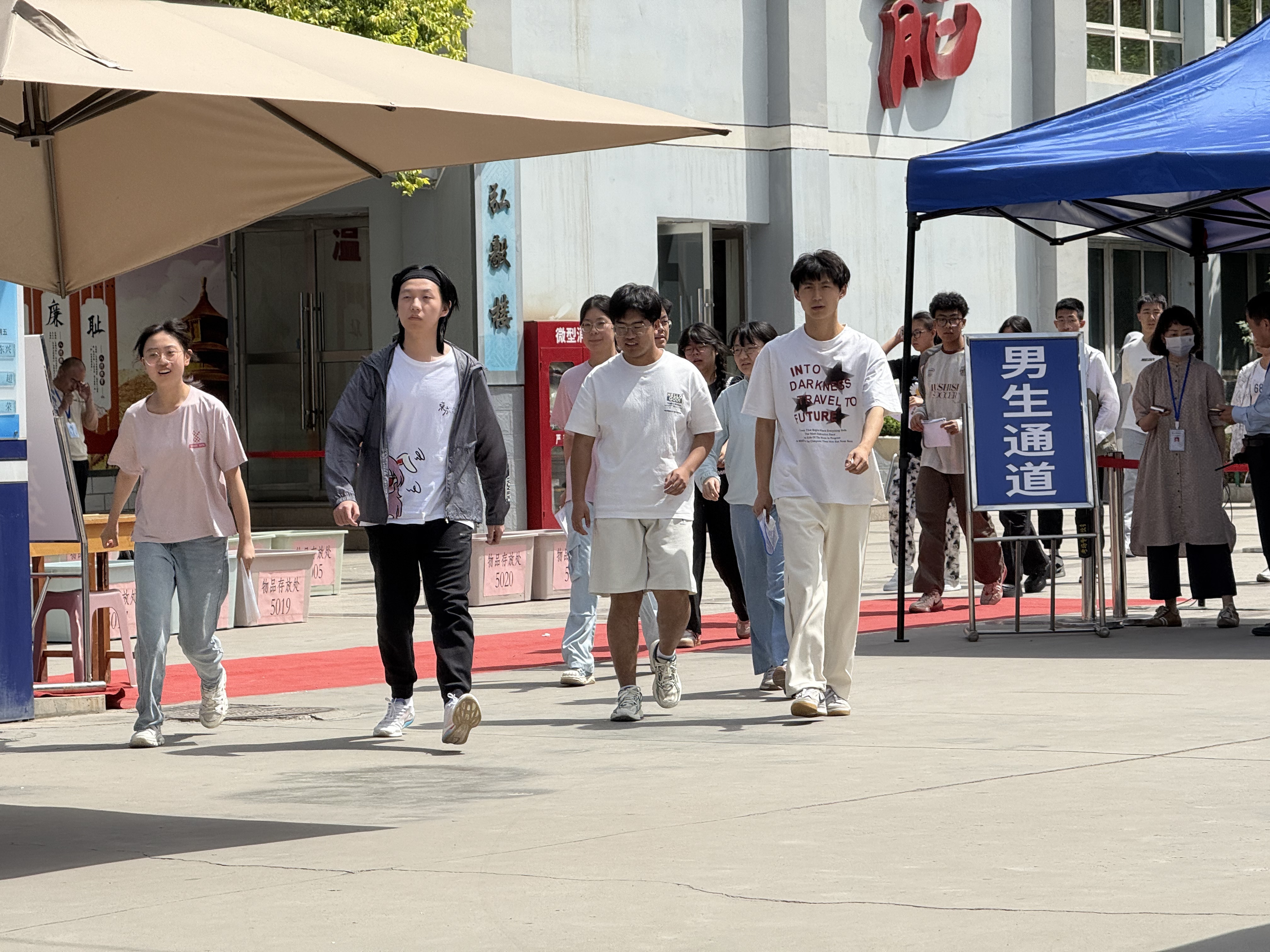 兰州市第六十六中学考生相继走出考点
