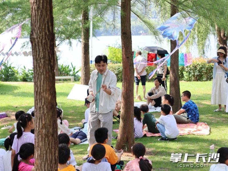 罗晋老师在告诉孩子们如何用色彩解构大自然