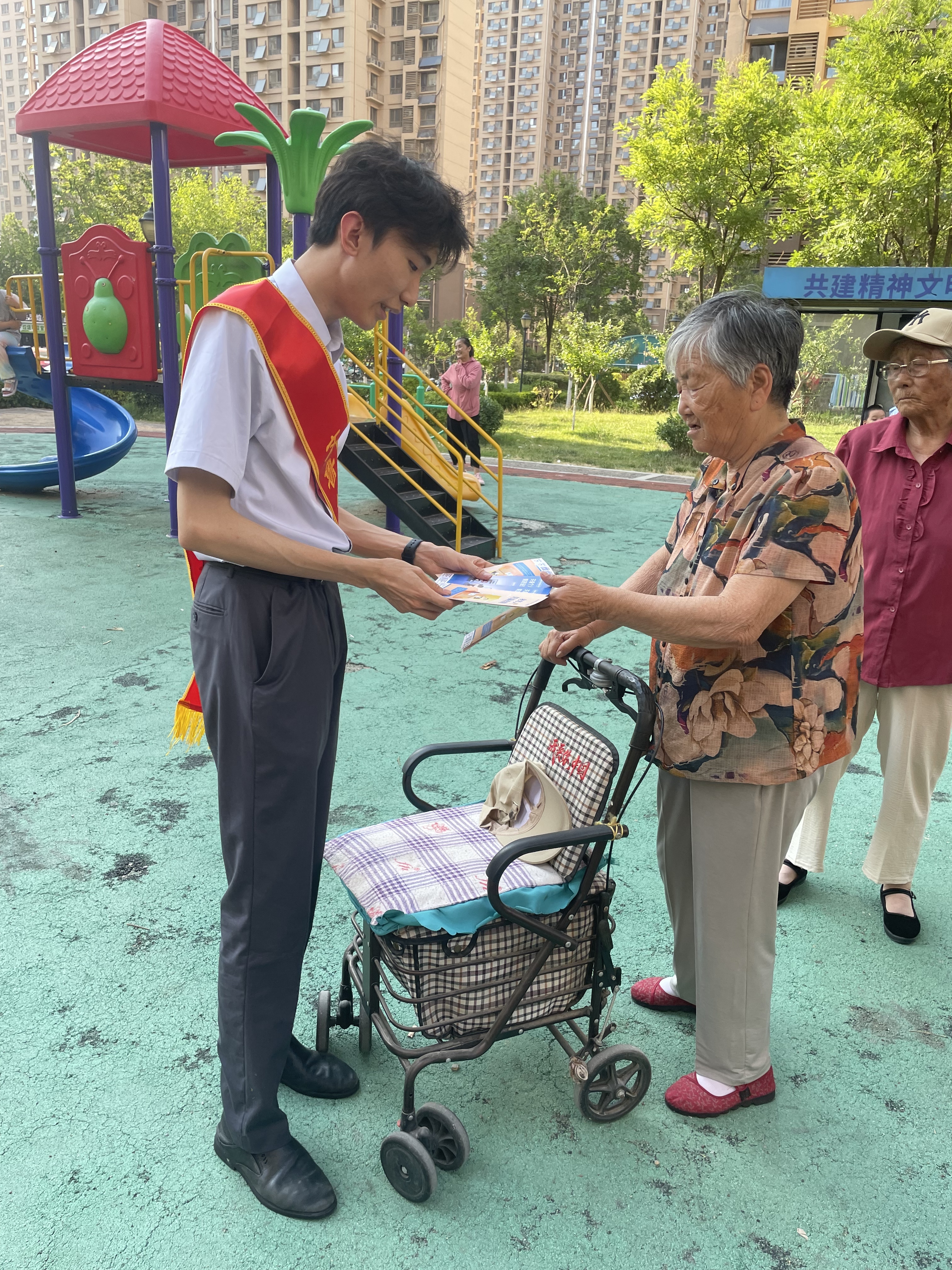 齐鲁银行华山支行“金融知识进社区”活动暖心启幕 筑牢居民“财富安全防线”