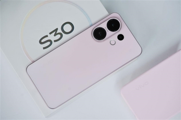 手感绝佳纯直屏,vivo S30桃桃粉图赏