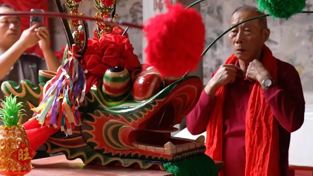 在莆田，端午节的龙舟活动很有讲究，下水前必须先挑选良辰吉日“请龙头”