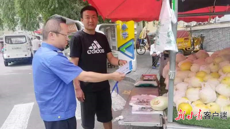 (资料图)兰州市今年将设置应季自产自销瓜果临时摊点共计424处2027个点位,图为2024年城管委执法人员展开日常巡查。