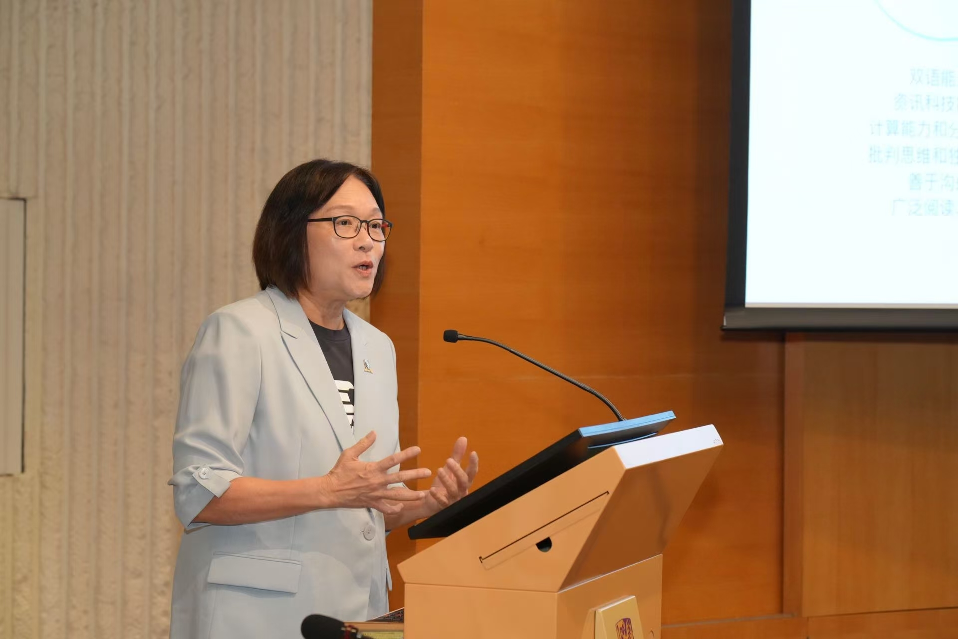 香港中文大学常务副校长潘伟贤教授介绍人才培养概况。