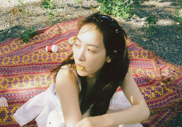 搜狐娱乐讯 6月10日,宋茜晒出一组美照,照片中她穿白色吊带甜美明媚,头戴墨镜又甜又飒,素颜状态超好。