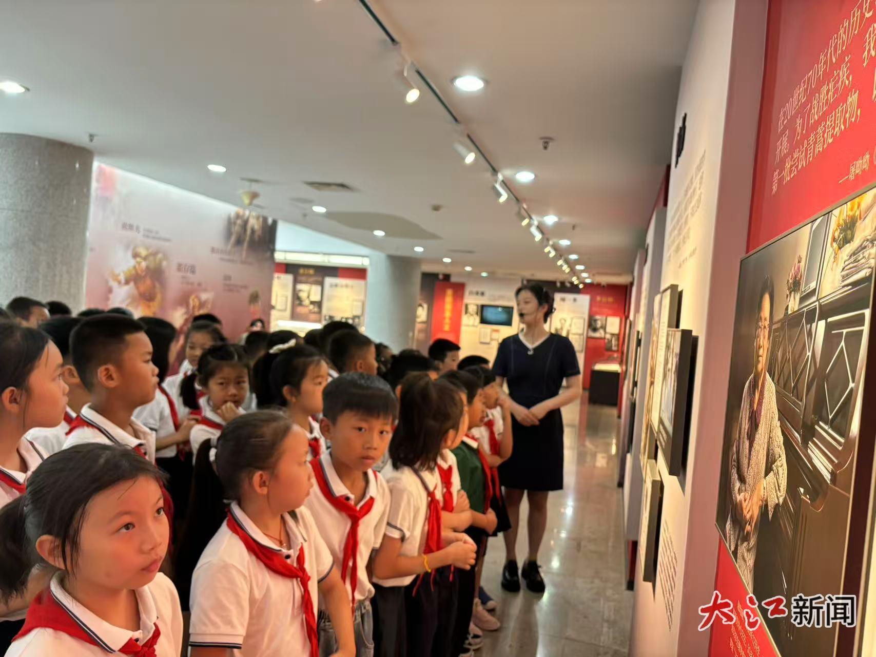 师生参观课本里的英雄模范人物专题展