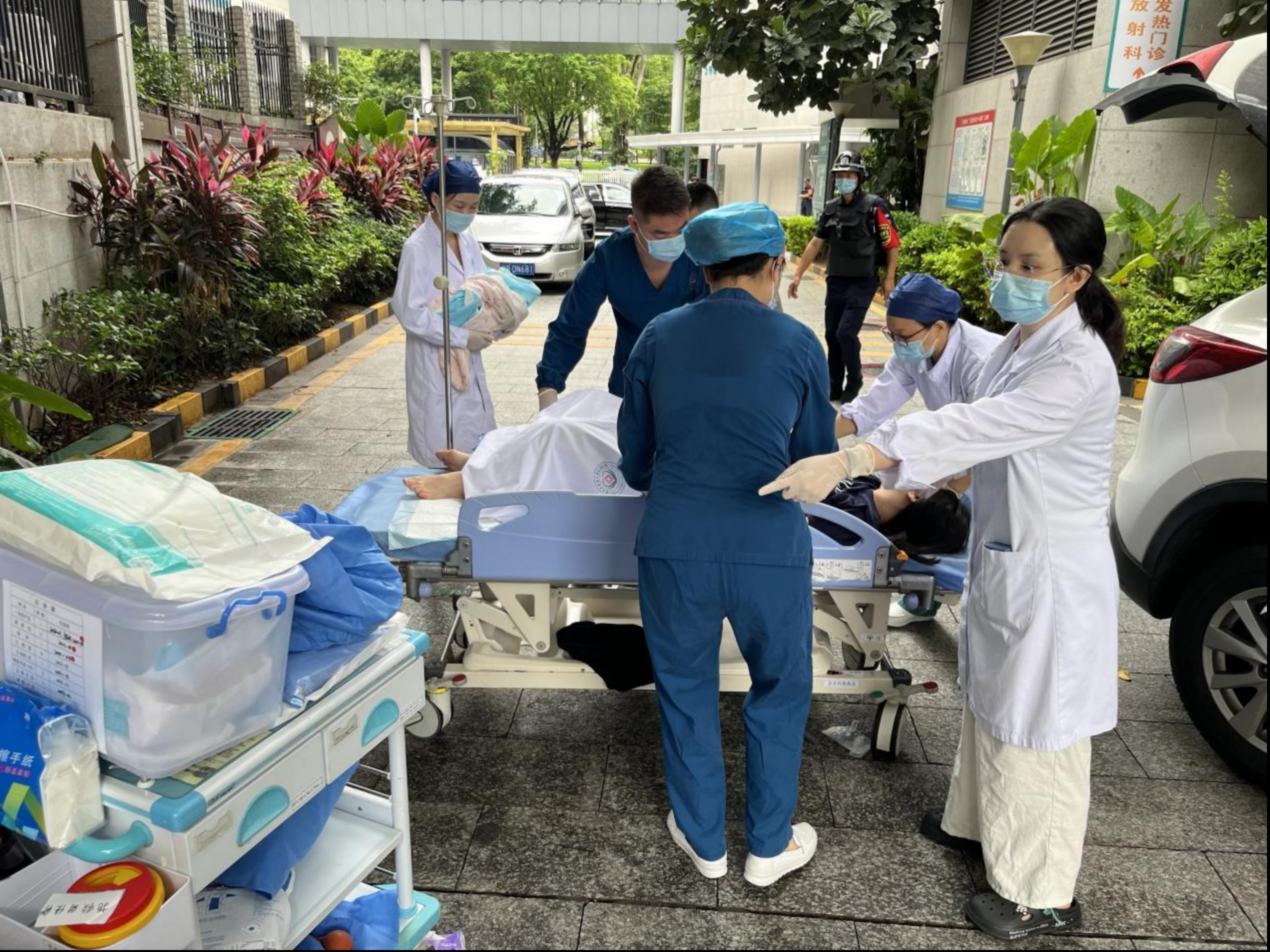 车座秒变产房,医护助急产产妇平安分娩