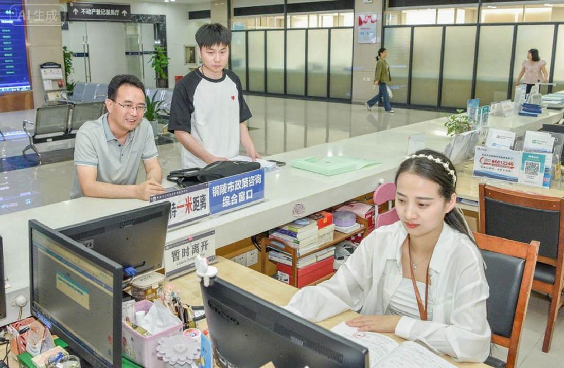 图为“项目管家”陪同企业相关负责人在市政务服务中心办理业务。