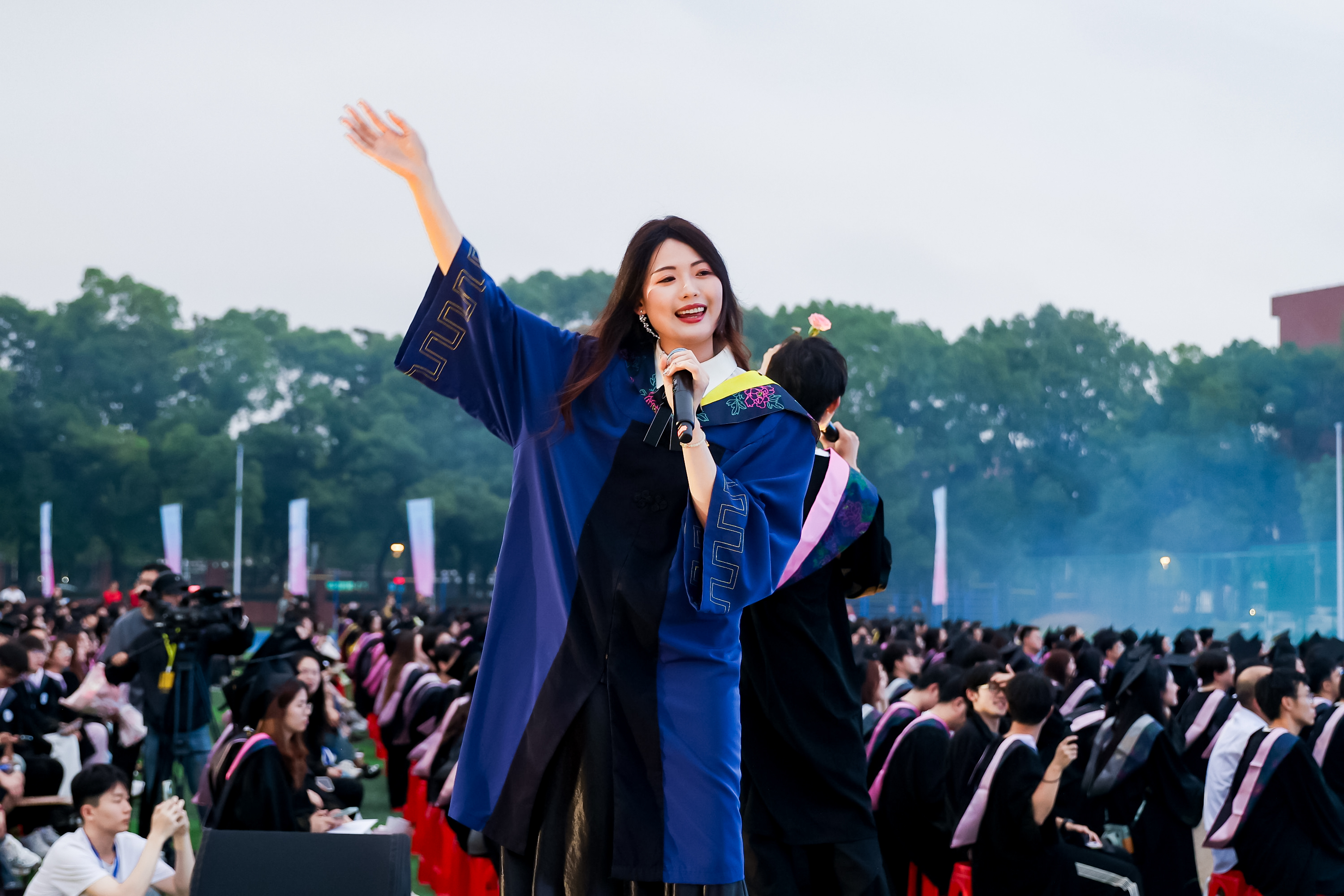 宁波这所高校的毕业典礼燃爆夏夜