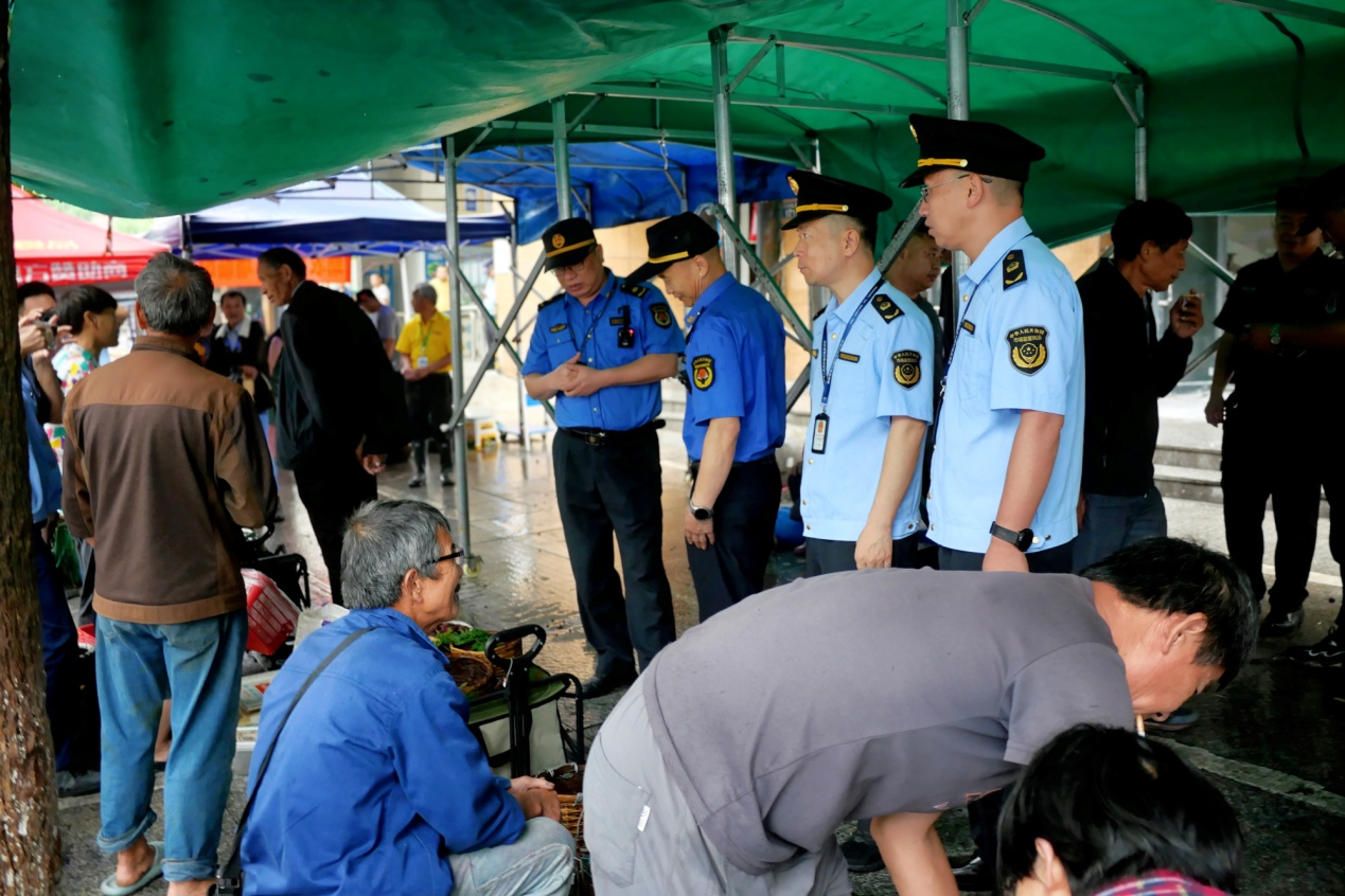 “梅”好有序，正当红——镇海骆驼杨梅临时疏导点温情上线