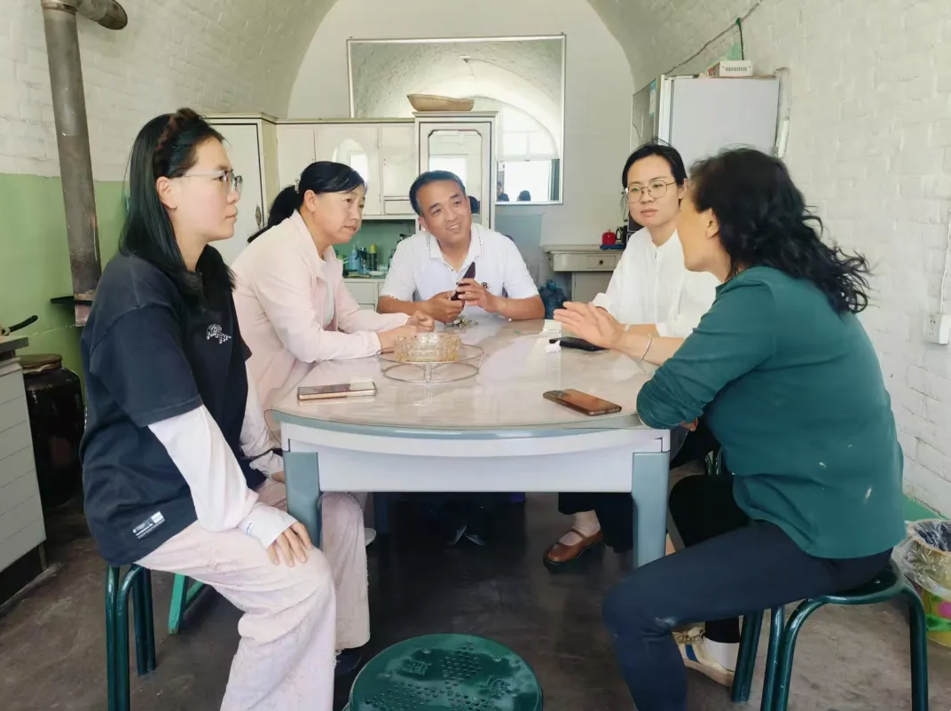 包村干部调解村民矛盾