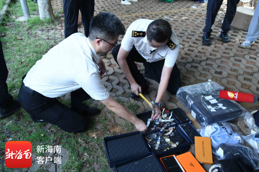 海关人员对假冒侵权产品进行销毁。记者 蒙健 摄