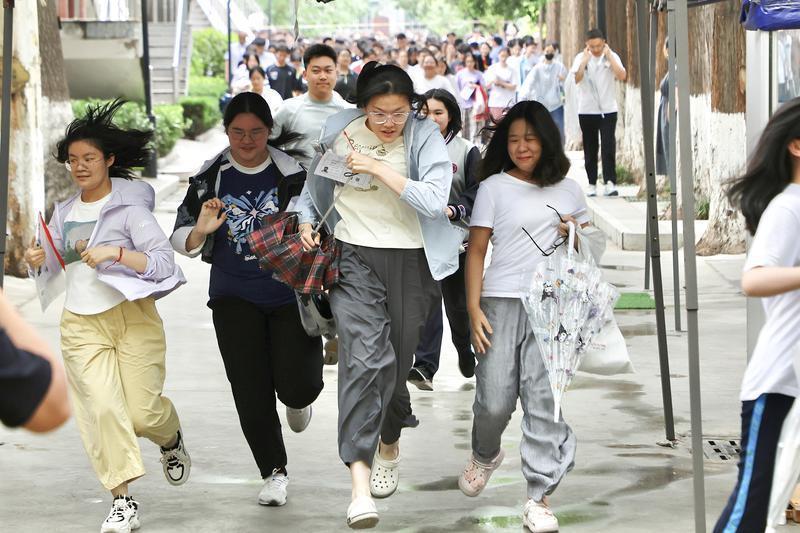 6月7日，在西工大附中（初中部）考点，考生们迈着轻松的步伐走出考场