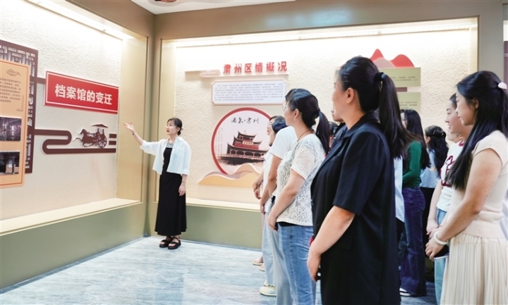 群众在“肃州记忆”展厅参观。 孙 艳 摄