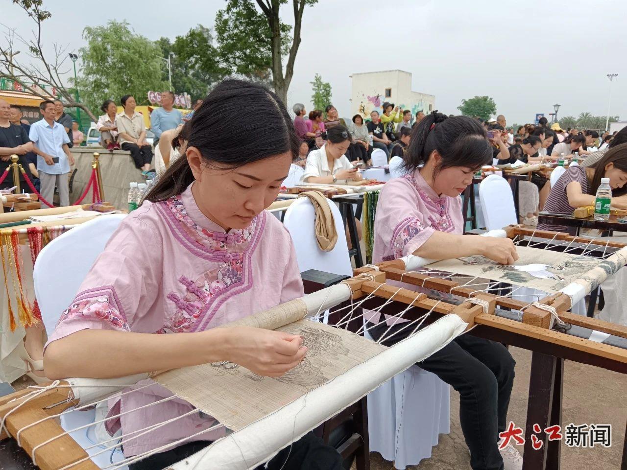 高雨翠（左）、陈淑蕾（右）在现场展示夏布绣技艺