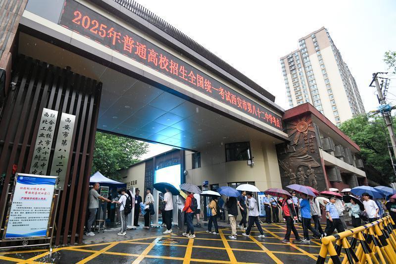 6月7日，在西安市第八十二中学考点，考生有序进入考场