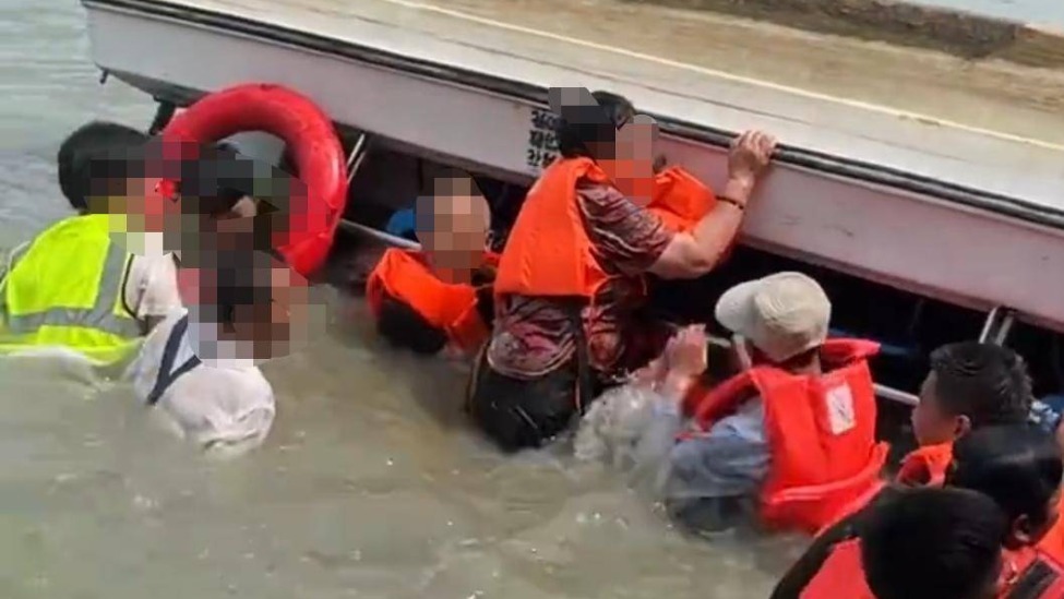 成都一游船侧翻多人落水，当地：游客强行登船导致