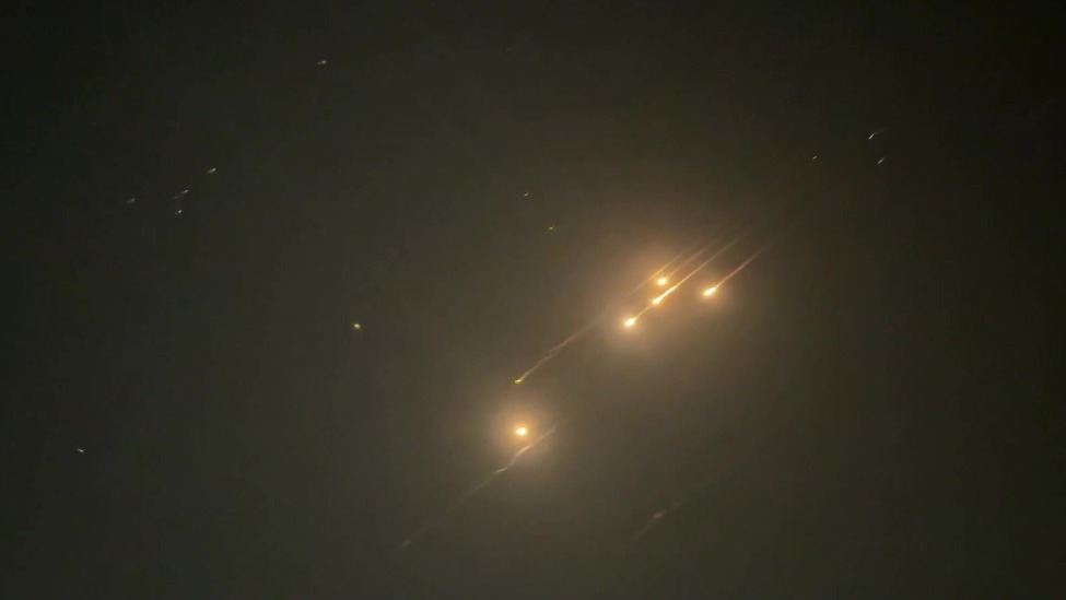 以军说伊朗向以发射近百枚导弹，急救组织称至少41人受伤