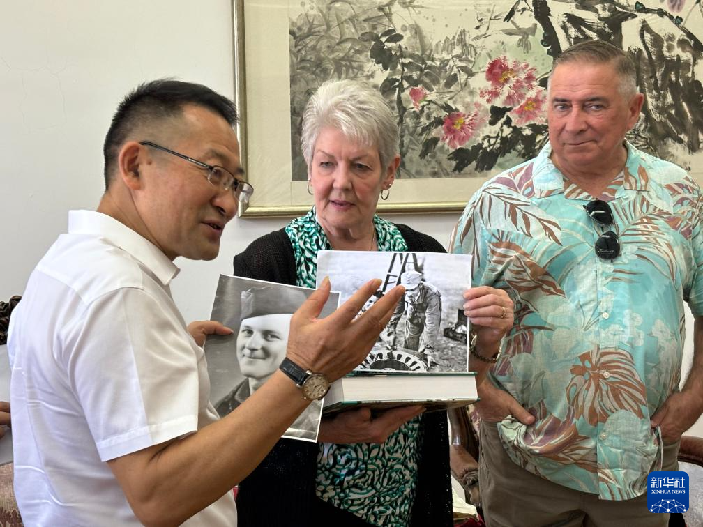 2024年9月8日，飞虎队老兵后人玛格丽特&middot;金坎农（中）展示其捐赠给飞虎队纪念馆的照片。新华社记者 余春生 摄