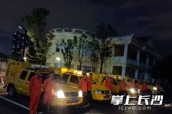 6月7日晚，市住建局工作人员携车辆设备严阵以待。