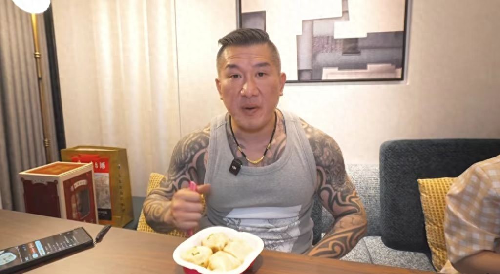 台湾网红“馆长”陈之汉大赞大陆送餐机器人,引发两岸网友热议_凤凰网