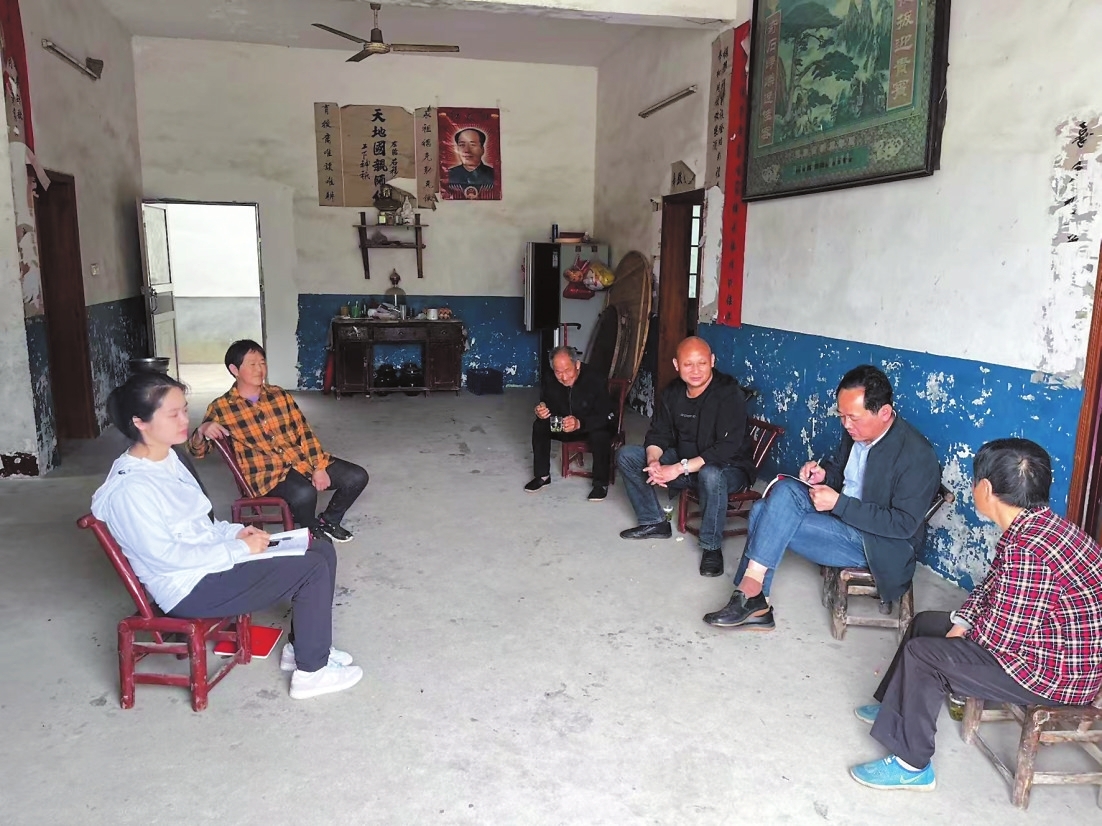 镇村干部入户走访。