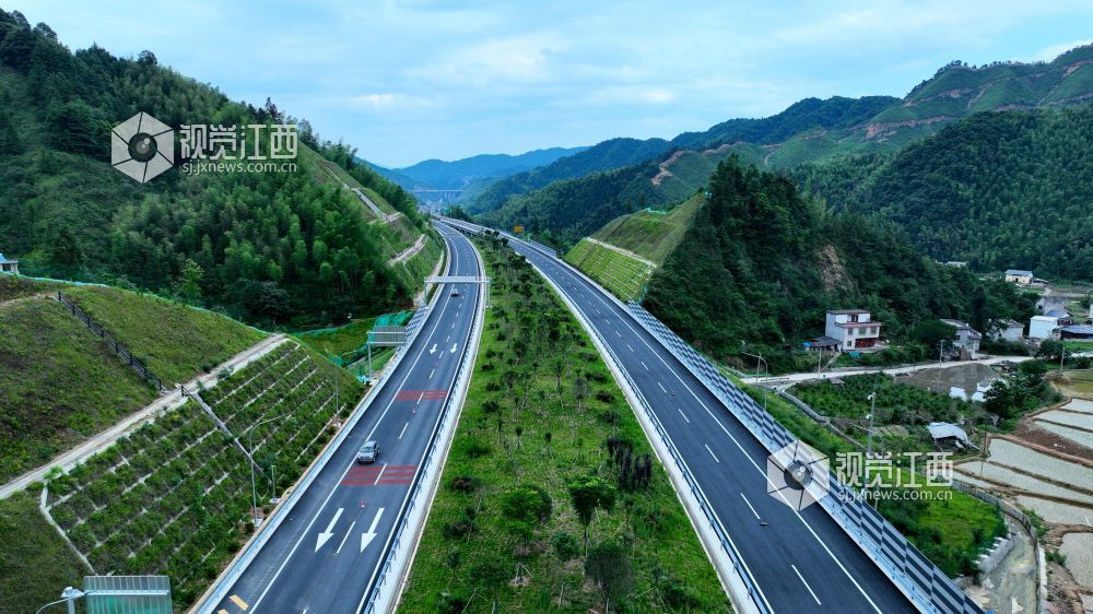 2025 年6月10日，江西交投集团建设的江西省遂（川）至大（余）高速施工现场繁忙有序，127 公里沥青路面铺设及划线工程加速推进，绿化、交安设施等配套工程进入收尾阶段。
